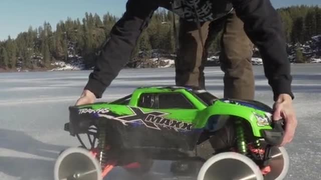 The tires of the model car were changed into saw blades and driven on ice