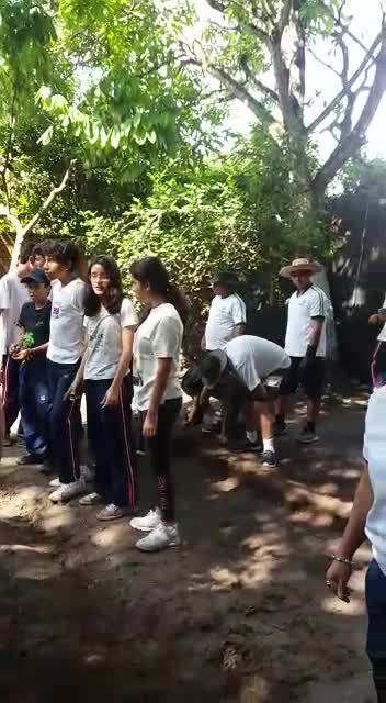 Video de personas plantando maticas