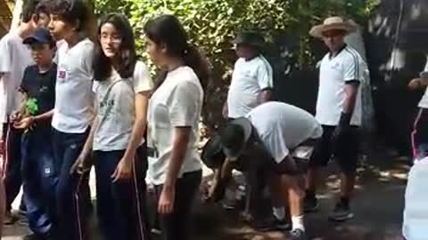 Video de personas plantando maticas