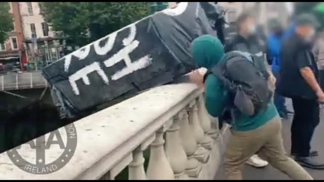 Dublin: The coffin with Elizabeth II thrown into the river with cries of "Down with the monarchy!"