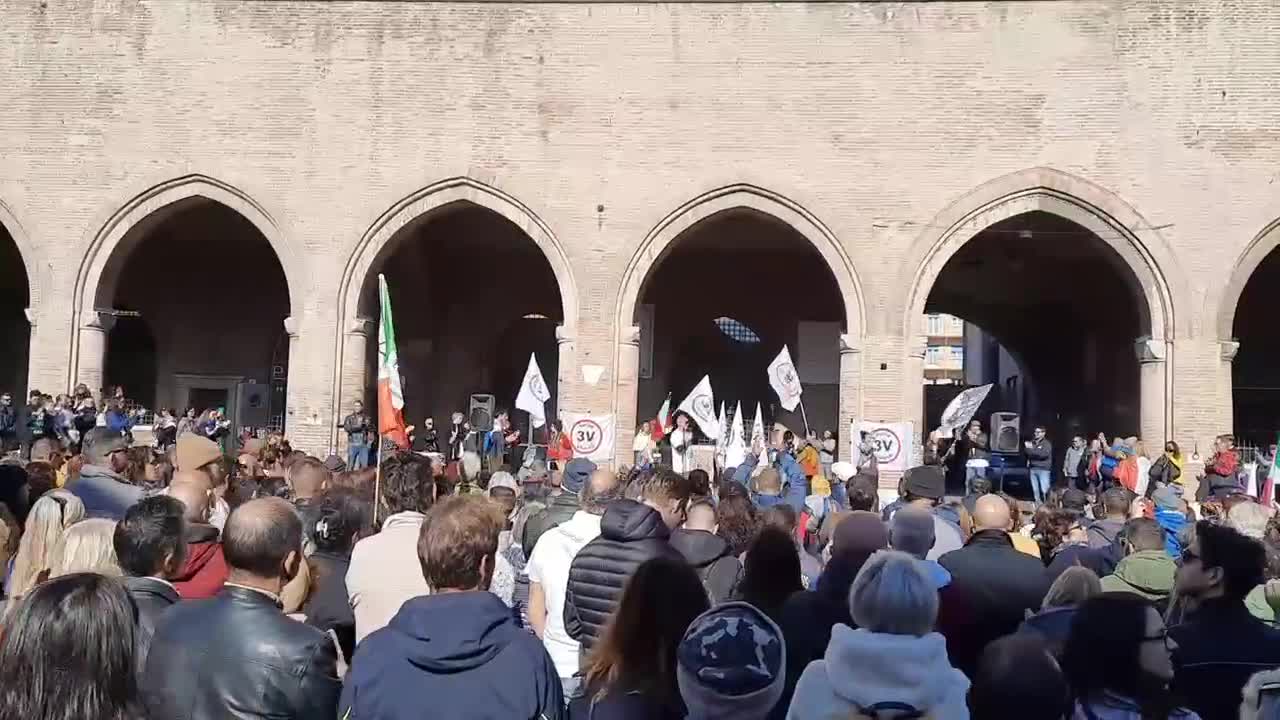 Manifestazione No Green Pass a Rimini in collegamento con i Portuali di Trieste - 15 Ottobre 2021