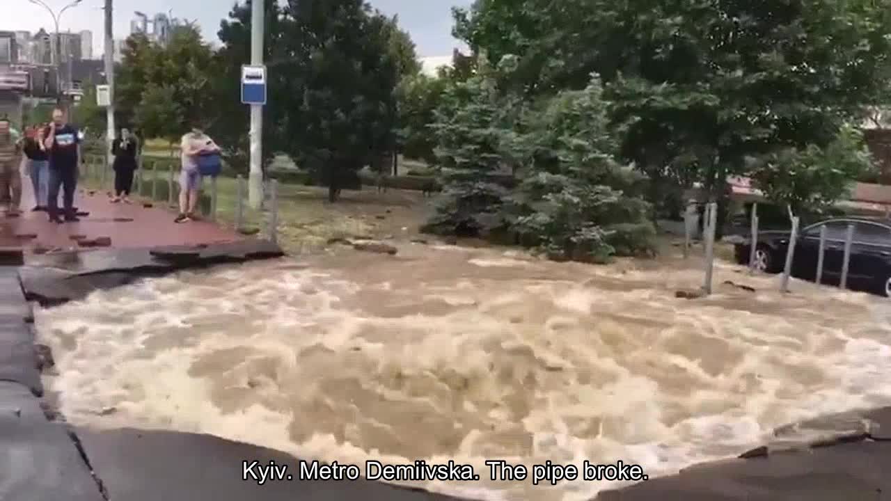 Kyiv. Metro Demiivska. The pipe broke.