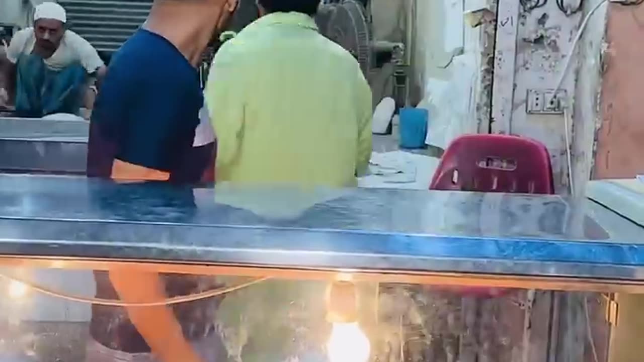 Free ki roti kisko chahiye😂 khane mai. Apko kha pasand hai_😁 Salman Noman❤️