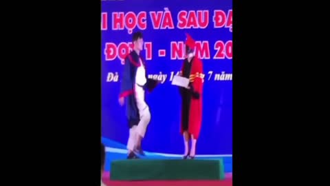 Nhận bằng nên vui quá !