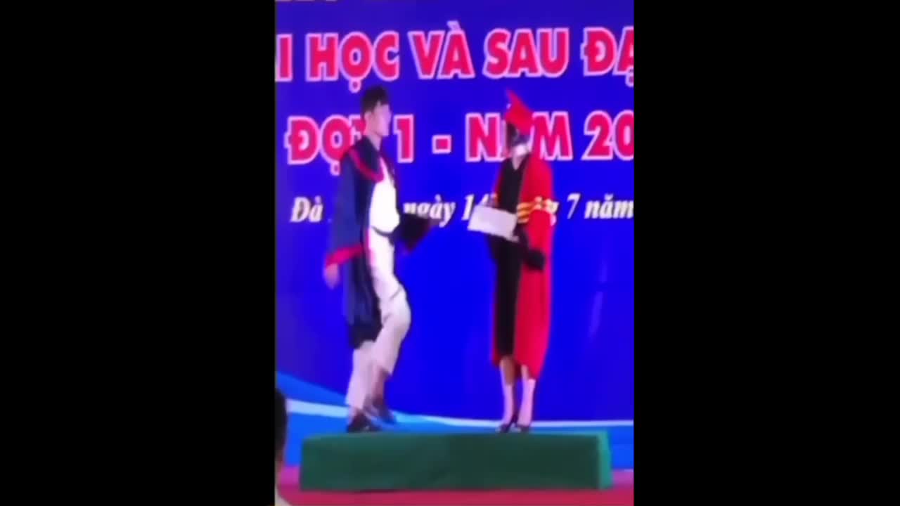 Nhận bằng nên vui quá !