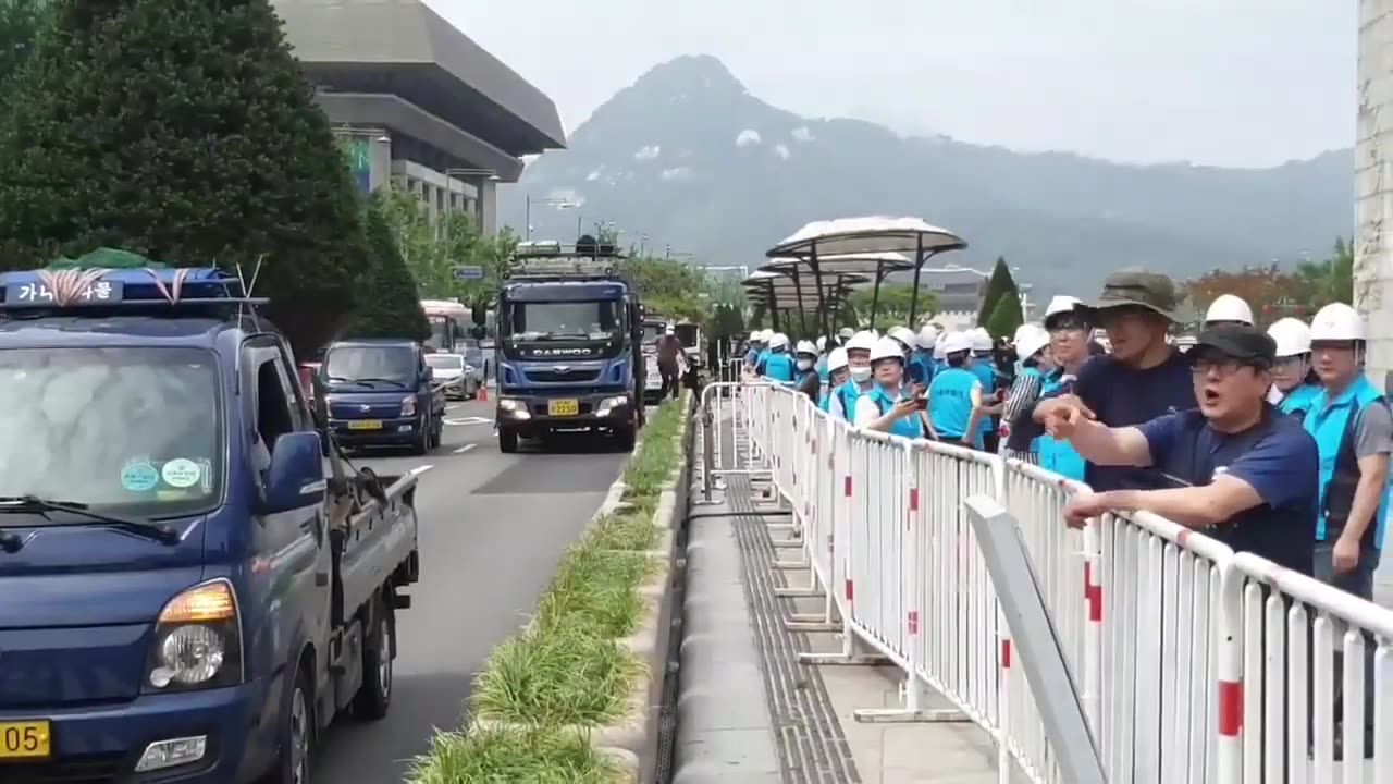 20190702_V3_S03(6uTc-X0_B5k)조경하기 위해서 화분 놓는거래요