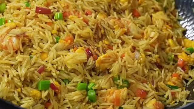 Make a delicious fried rice with eggs and shrimp