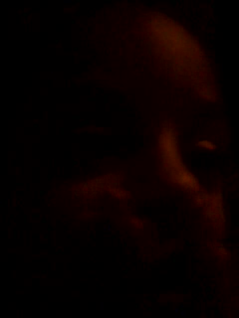 Menina falando serguo sua batata ta assando