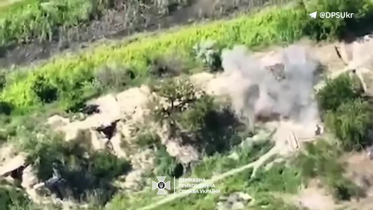 🔥😍 An accurate strike by the FPV drone of the border guards on Russian