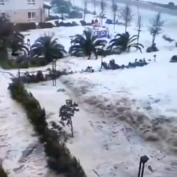 Чёрное море бушует! O Mar Negro está furioso!