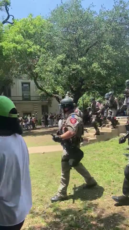 Texas State Troopers in full riot gear move in to clear the Hamas ...