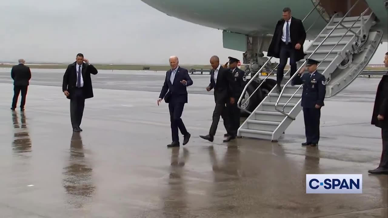 POTUS & Obama together got off from Air Force one.