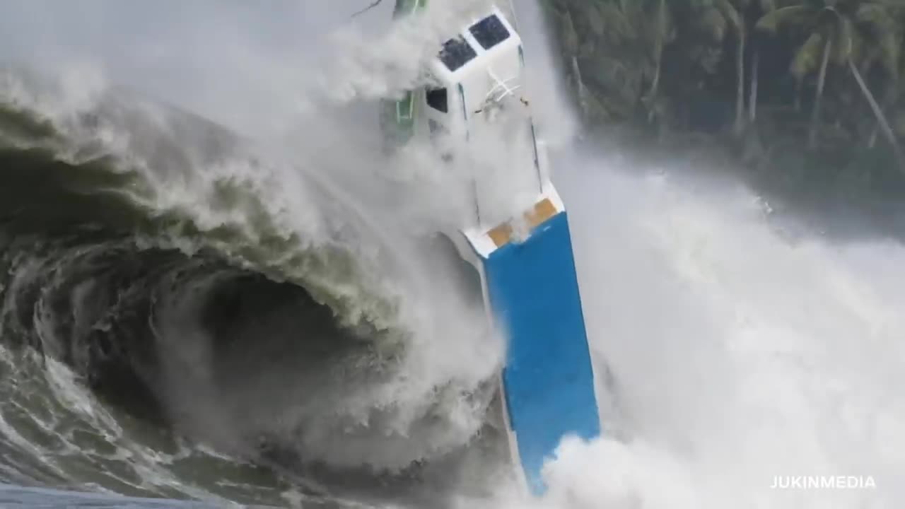 5 Boats Caught in Unexpected Waves