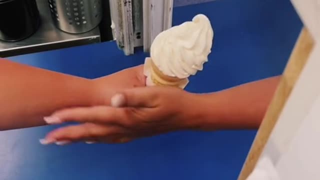 Rating the different ways customers grab theircones