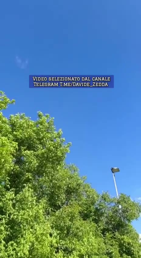 Un signore vestito di bianco che rasserena gli animi e anche i cieli.