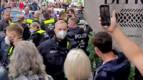 Festnahme zu "Menschlichkeit war gestern"