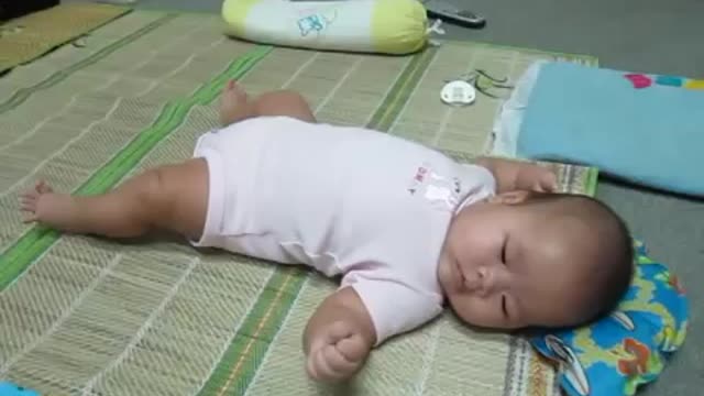 Three-month-old Tian leaned back on the floor