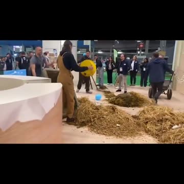 🚨🇫🇷 Meanwhile in France the Farmers have out their Tractors & are wheeling manure