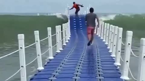 Real life Temple Run 🤯🌊🏃🏻