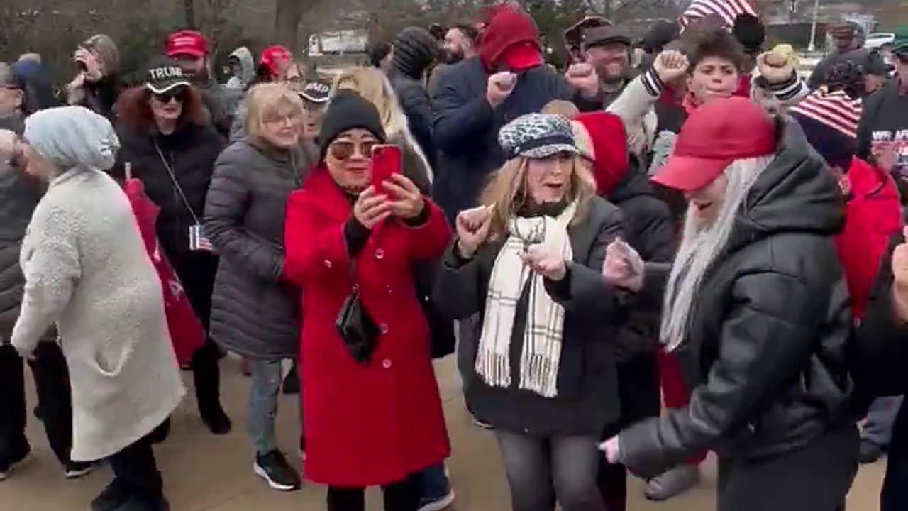 A "Trump Dance" flash mob broke out in Staten Island, NY today.