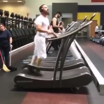 Guy Running in Gym with Speed of 23.5 MPH 😱😱