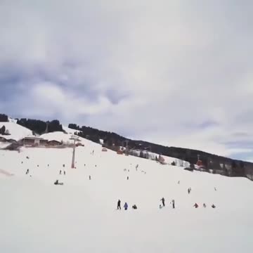 With a mountain bike down the slopes between the skiers