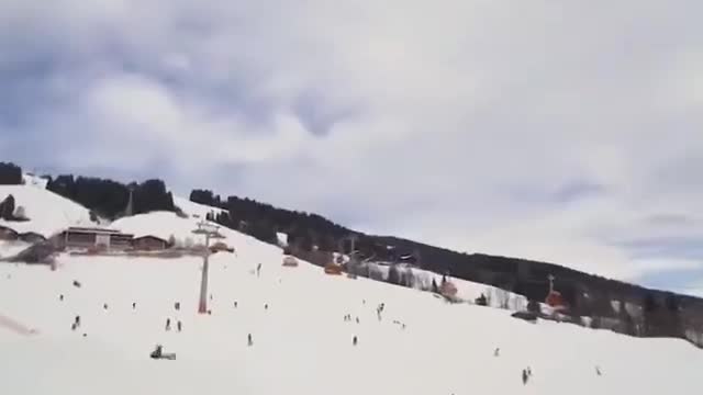 With a mountain bike down the slopes between the skiers
