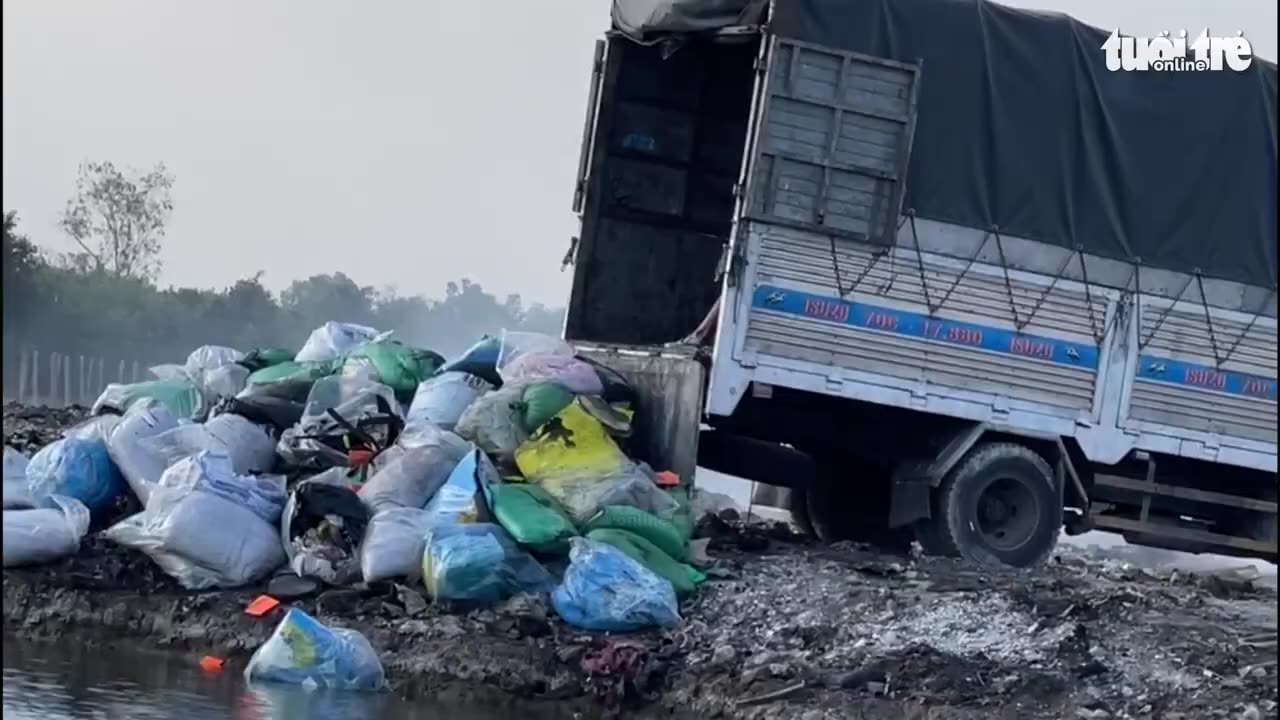 Nghi ngút khói ngày đêm tại bãi tập kết, đốt rác trái phép ở huyện Bình Chánh