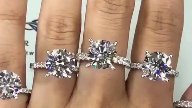 ring diamond in fingers