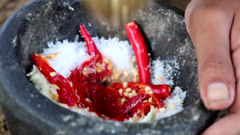 Survival skills: Finding green tamarind for food - Green tamarind eating delicious.