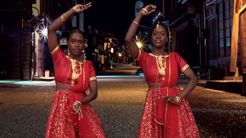 AFRICAN LADY DANCING BOLLYWOOD ROCK AND ROLL AMAZING DANCE STEPS