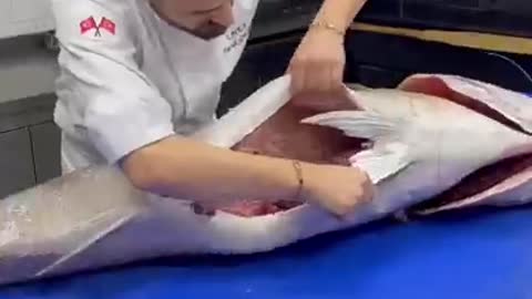 How the chef cuts the big fish.