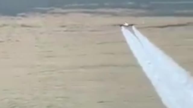 GEOINGEGNERIA: aereo in attività d'irrorazione ripreso da un passeggero di un altro aereo di linea.
