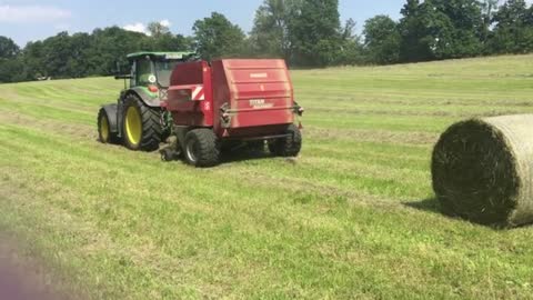 Case RB344 Heu pressen