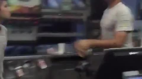 Funcionários do McDonald's brigando na cozinha