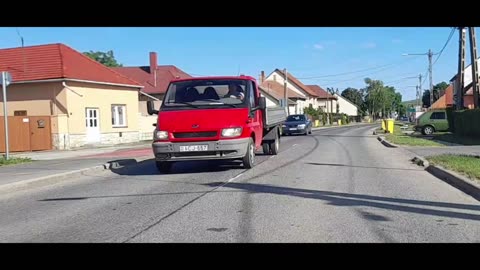 Egy fickó aki a 38 as főúton is a felezővonalon közlekedik kisteherautóval, mert ölni akar!!!!