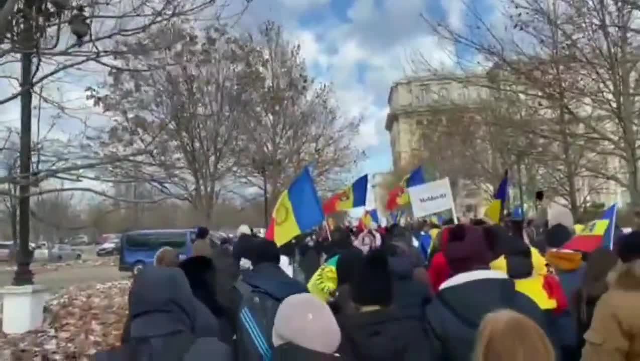 Romanian protesters head to Parliament to protest over covid passports