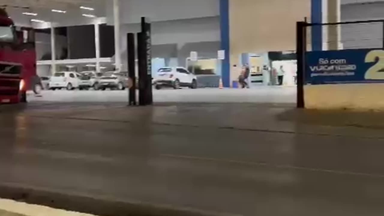 Apos furt#ar carreta homem abandona veiculo entra em mercado e é detido por populares