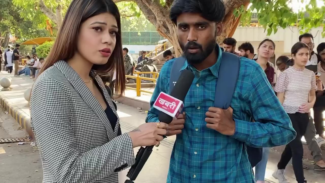 Mangru bhai ne media wali ko moye moye kr diya #ajmatzehan #funny #comedy #reaction #mangru