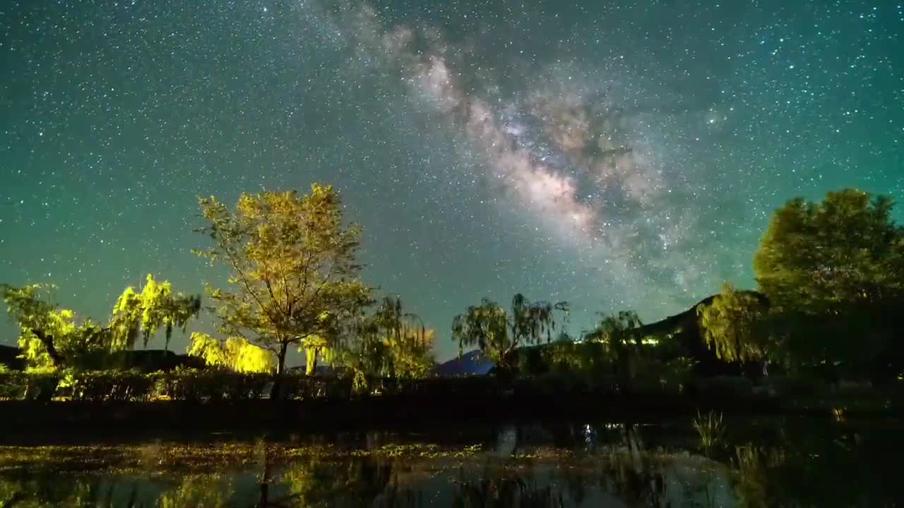 Under the starry sky, the earth becomes a beautiful landscape painting