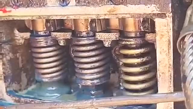 Motion of auto parts when the engine is running
