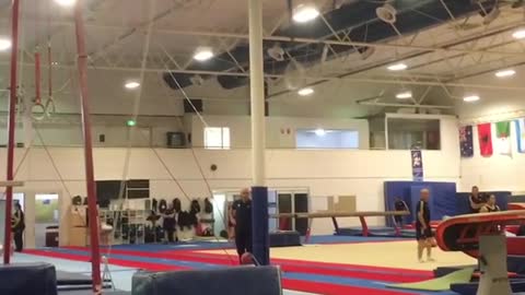 Ring gymnast falls on face