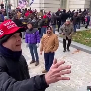 Trump Supporter Yells At Capitol Police for backup and ignored