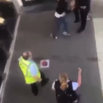 Αφρικανός μετανάστης στην Ολλανδία αρνήθηκε να αγοράσει εισιτήριο τρένου, βαρεσε μπουκέτο στην μύτη σε Γυναίκα Ελεγκτή, μέχρι που επενέβη