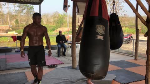 Buakaw teaching push kicks