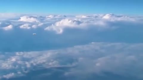 Ufo affianca aereo di linea