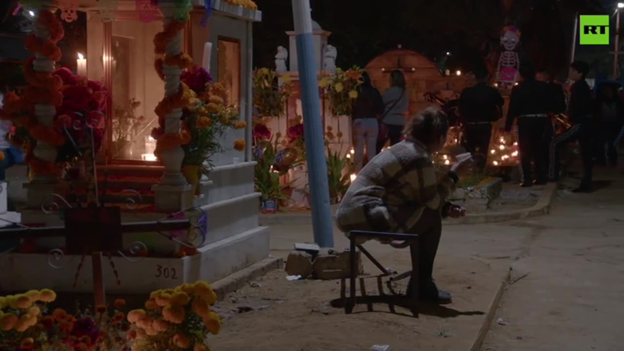 Locals flock to candle-lit cemetery to celebrate Day of the Dead as Mexico.mp4