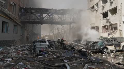 Easter prayers in Ukraine: fighter jets, holy fire, white smoke over Kremlin