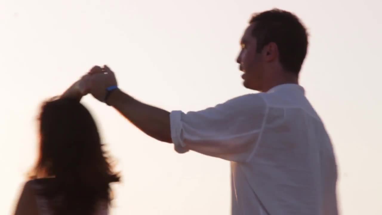 Beautiful blury video of a couple at sunset beach playing, running Fre stock foo