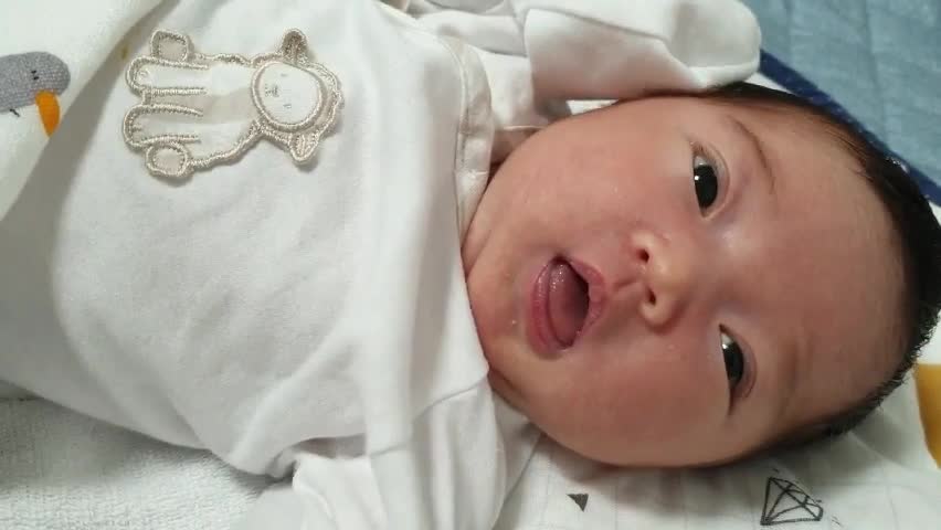 The pretty and lovely daughter, Kim-Bom, is curious about her baby~ 20th day since she was born~♡²